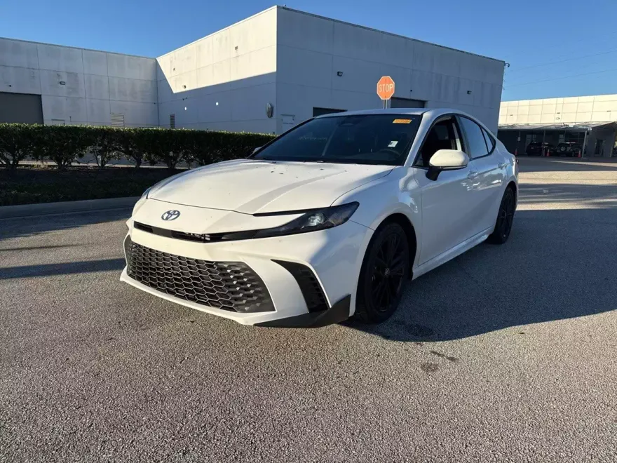 2025 Toyota Camry SE photo 1