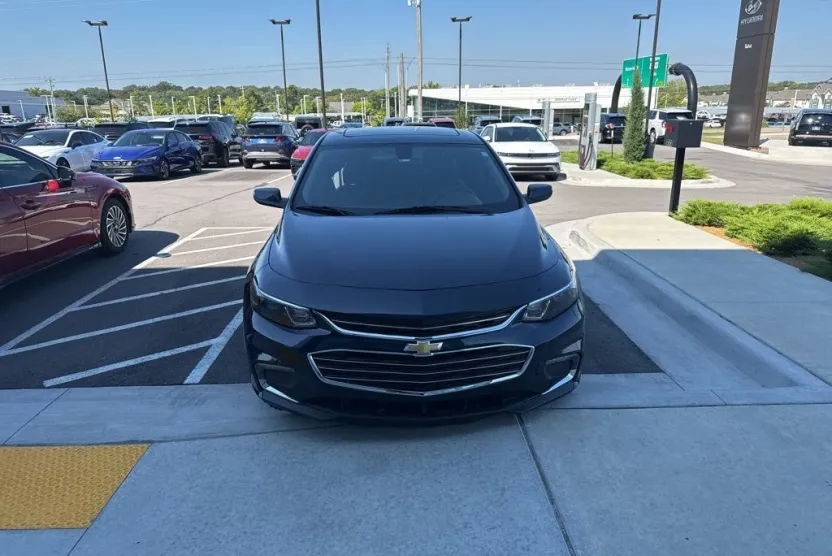 2018 Chevrolet Malibu 1LT photo 1