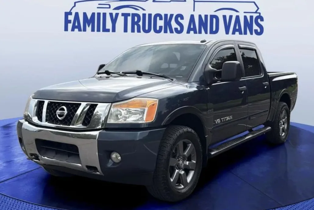 2015 Nissan Titan SV photo 1