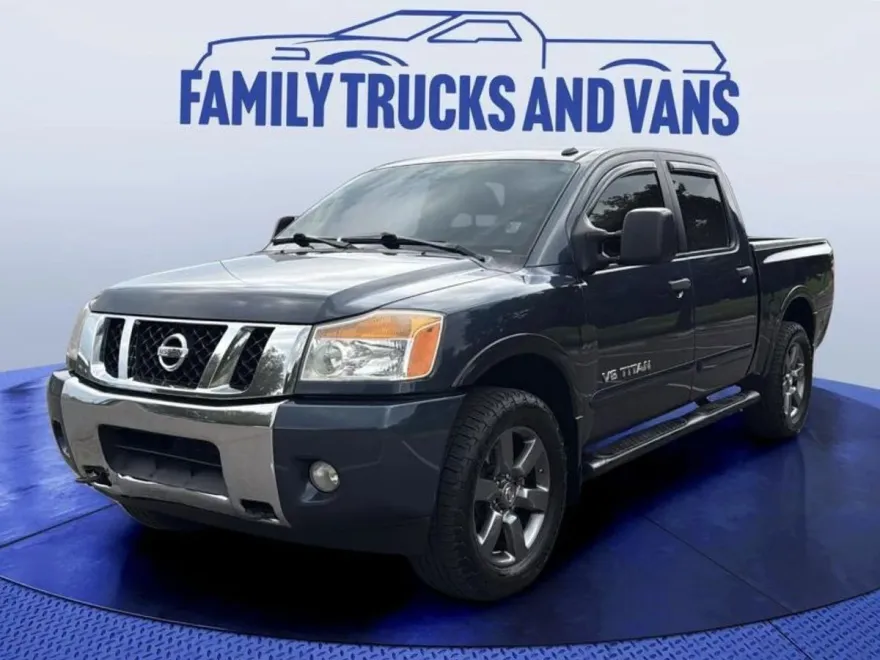 2015 Nissan Titan SV photo 1