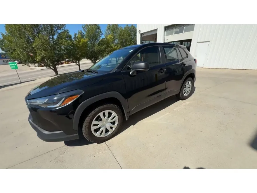 2022 Toyota Corolla Cross L photo 1