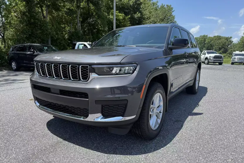 2025 Jeep Grand Cherokee Laredo photo 1