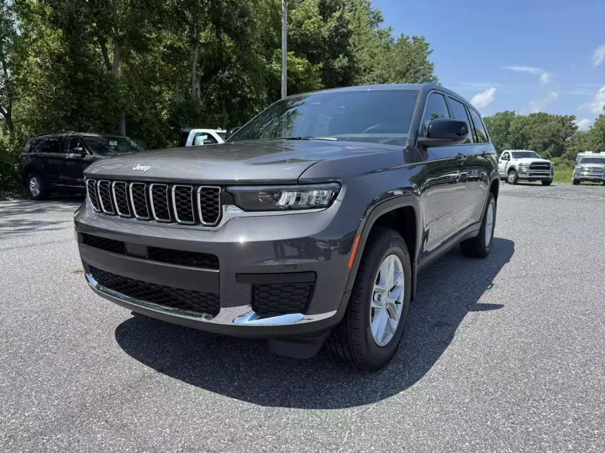 2025 Jeep Grand Cherokee Laredo photo 1