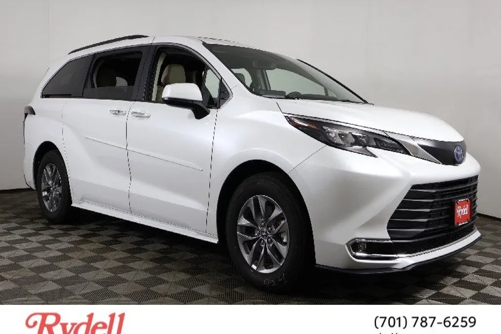 2024 Toyota Sienna XLE photo 1