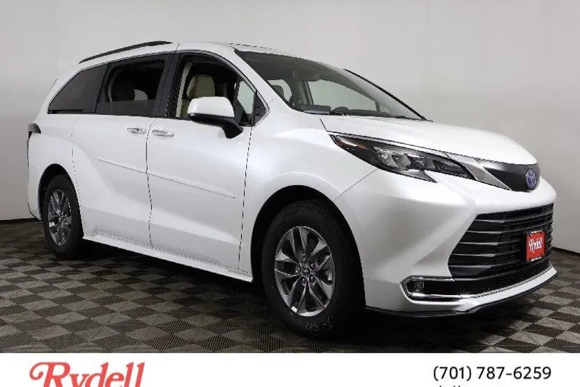 2024 Toyota Sienna XLE photo 1