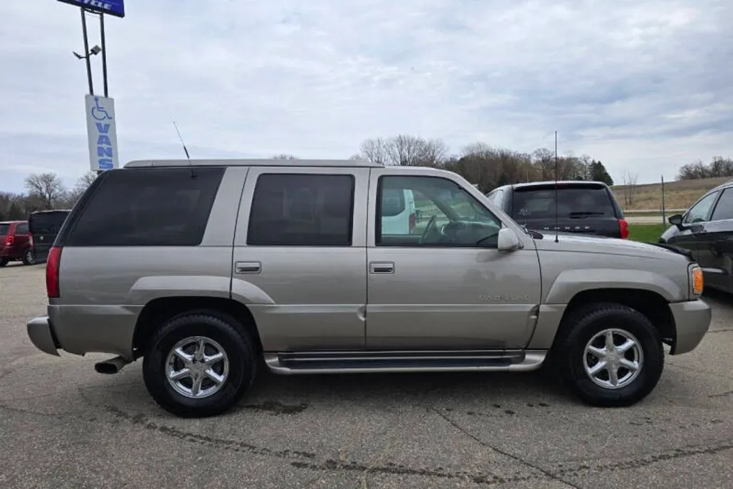 2000 Cadillac Escalade Luxury photo 1