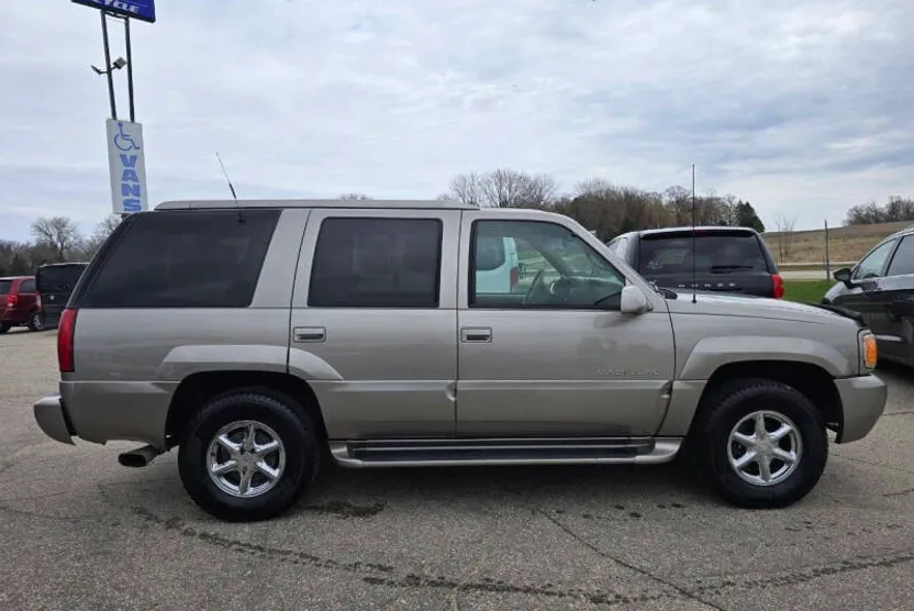 2000 Cadillac Escalade Luxury photo 1