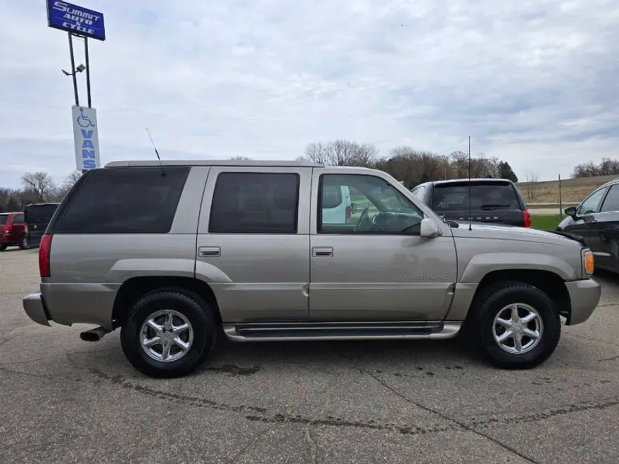 2000 Cadillac Escalade Luxury photo 1
