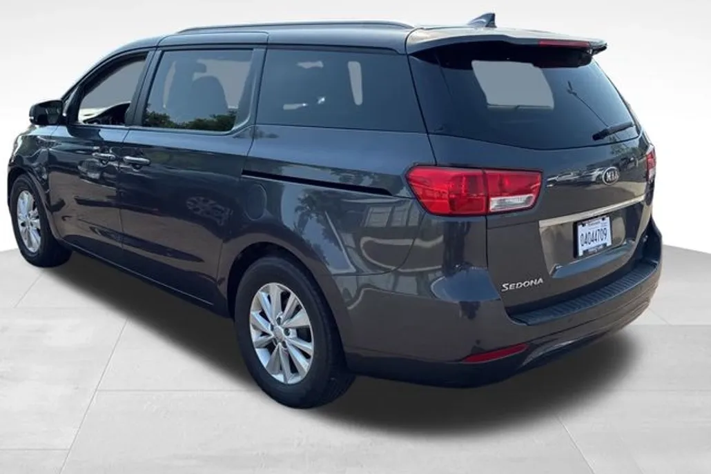 2018 Kia Sedona LX photo 1