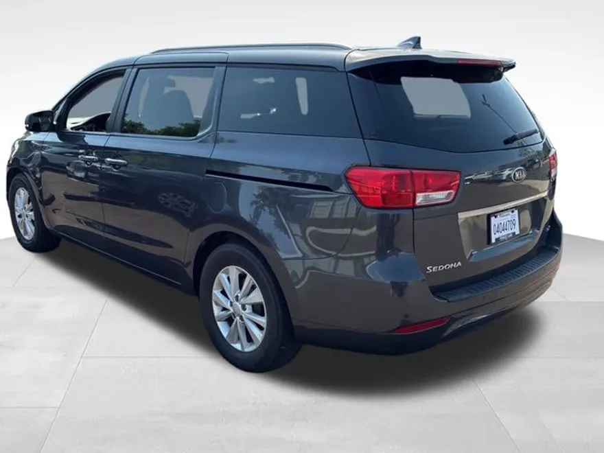 2018 Kia Sedona LX photo 1