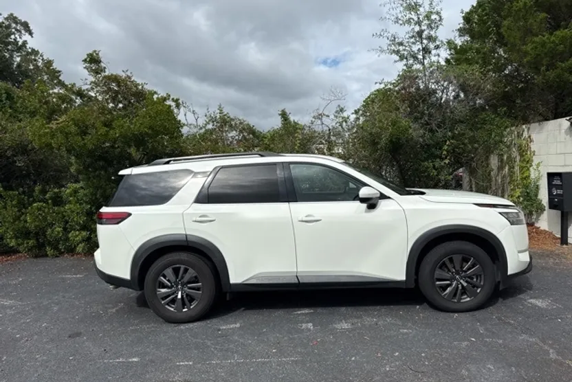 2022 Nissan Pathfinder SV photo 1