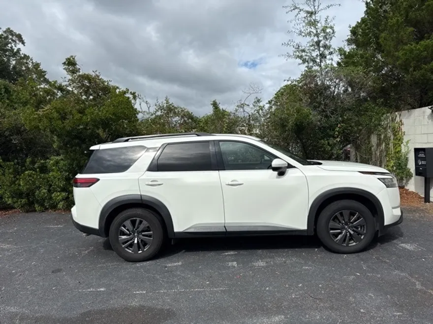 2022 Nissan Pathfinder SV photo 1
