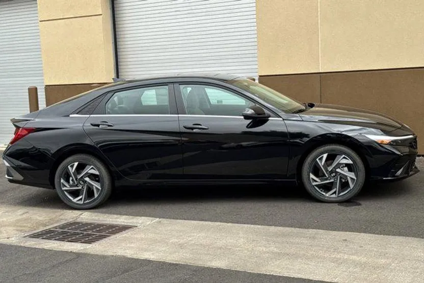 2025 Hyundai Elantra Hybrid Limited photo 1