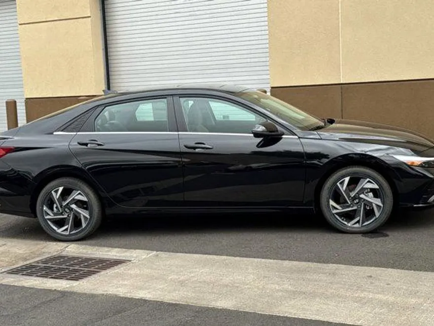 2025 Hyundai Elantra Hybrid Limited photo 1