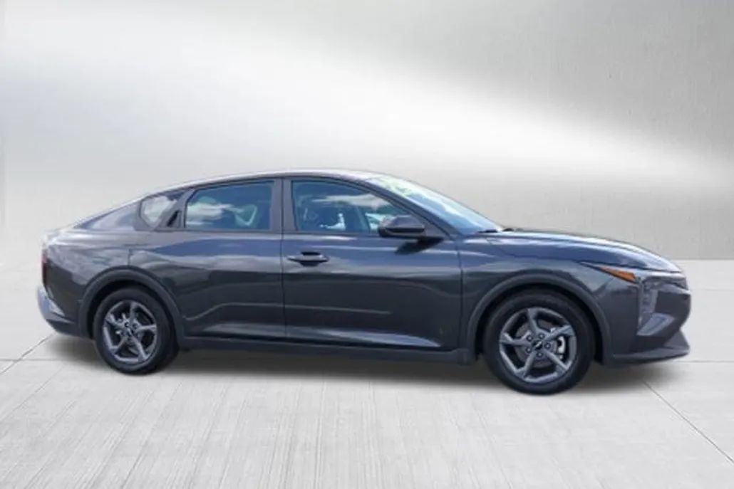 2025 Kia K4 LXS photo 1