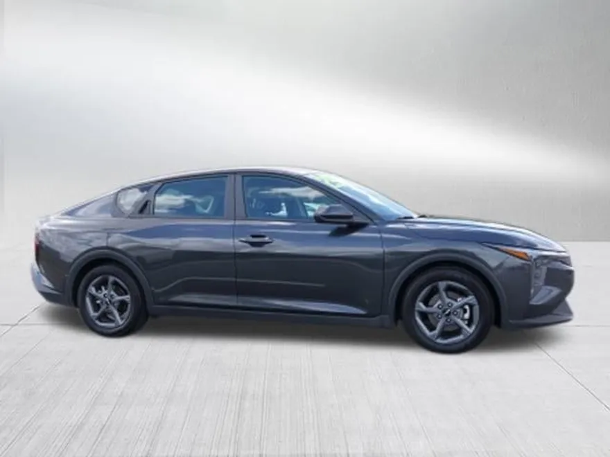 2025 Kia K4 LXS photo 1