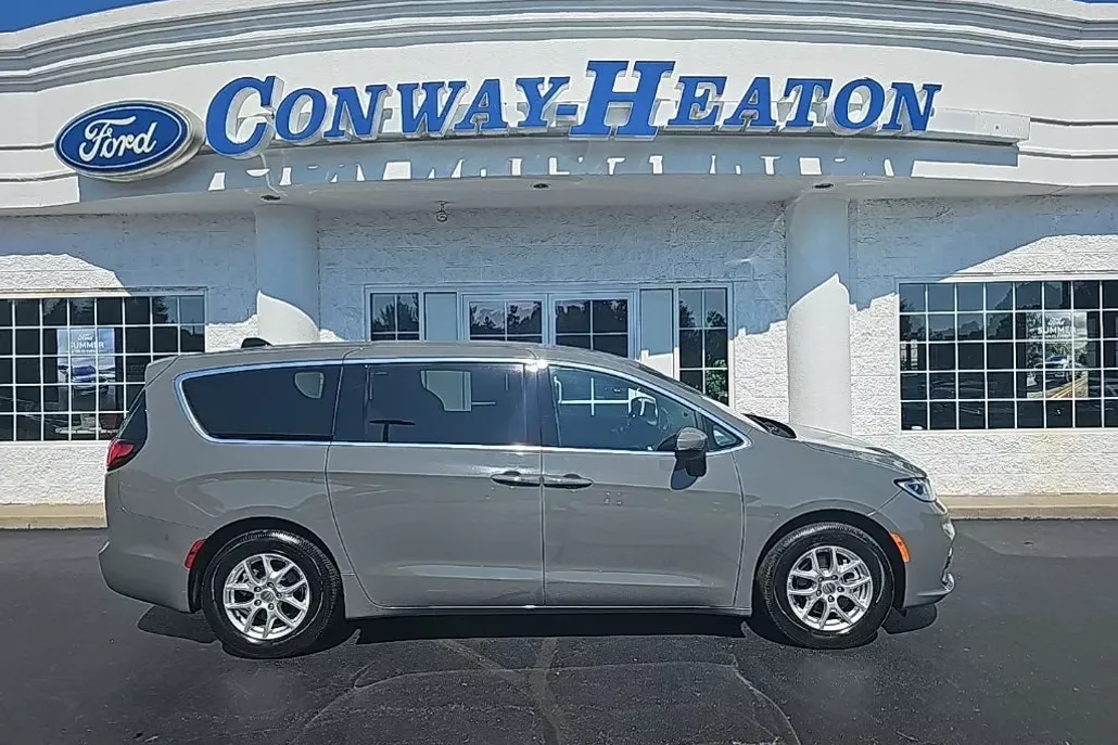2023 Chrysler Pacifica Touring photo 1