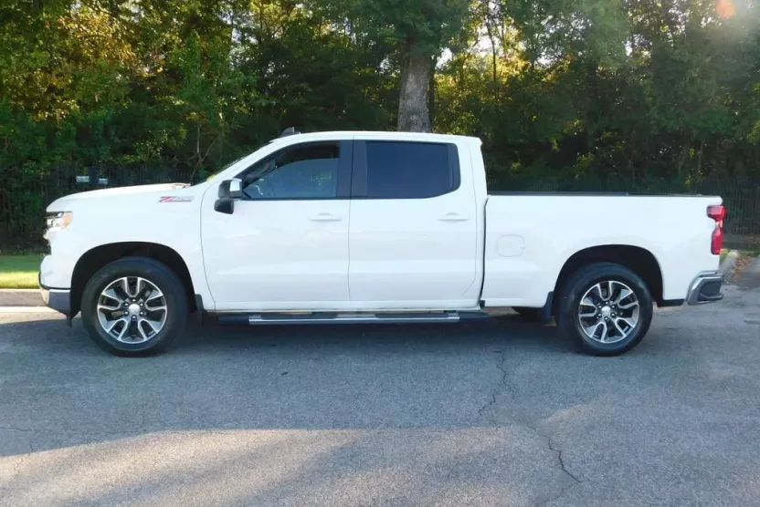 2022 Chevrolet Silverado 1500 LT photo 1