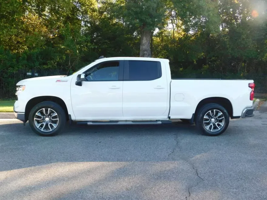 2022 Chevrolet Silverado 1500 LT photo 1