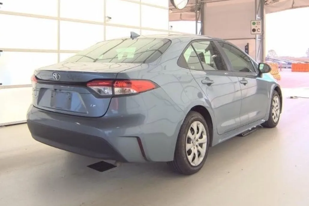 2022 Toyota Corolla LE photo 1