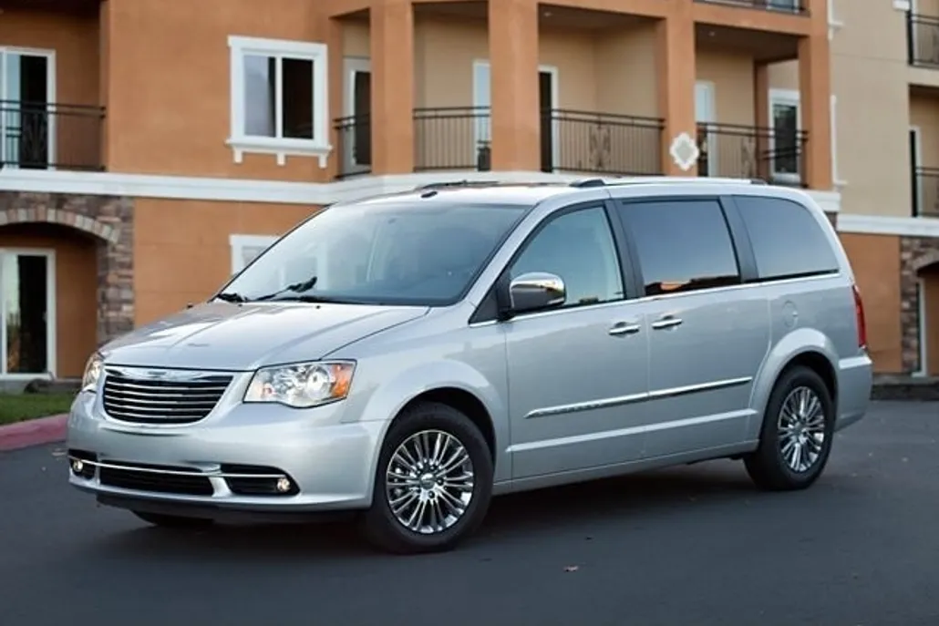 2012 Chrysler Town & Country Touring photo 1