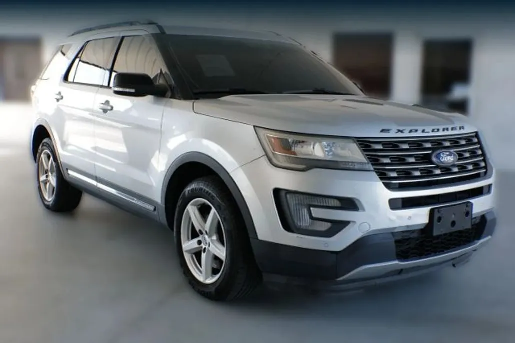 2017 Ford Explorer XLT Sport photo 1