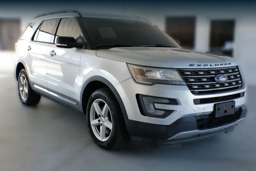 2017 Ford Explorer XLT Sport photo 1