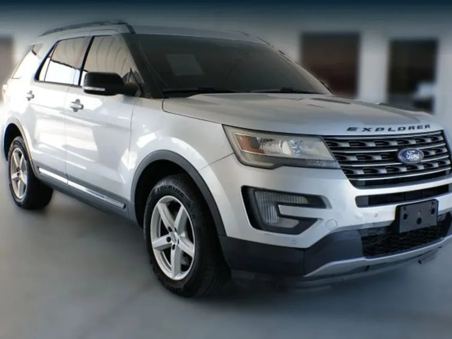 2017 Ford Explorer XLT Sport photo 1