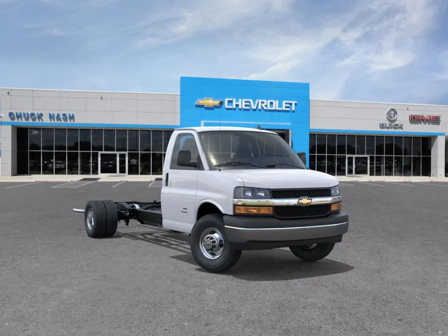 2025 Chevrolet Express Cutaway 3500 photo 1