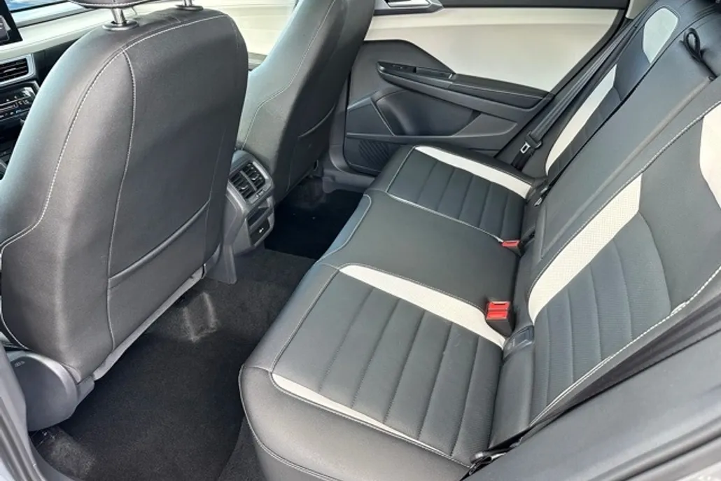 2025 Volkswagen Taos SEL photo 1