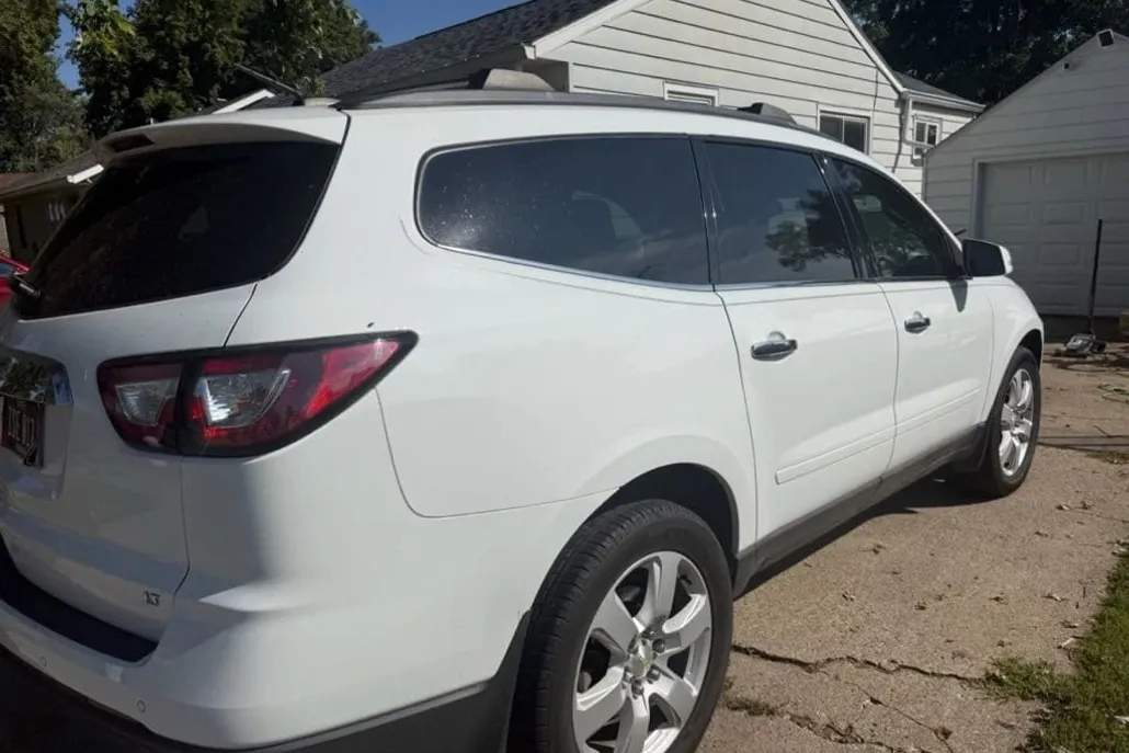 2017 Chevrolet Traverse 1LT photo 1