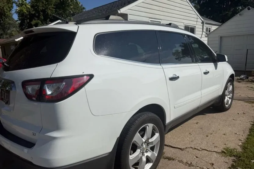 2017 Chevrolet Traverse 1LT photo 1