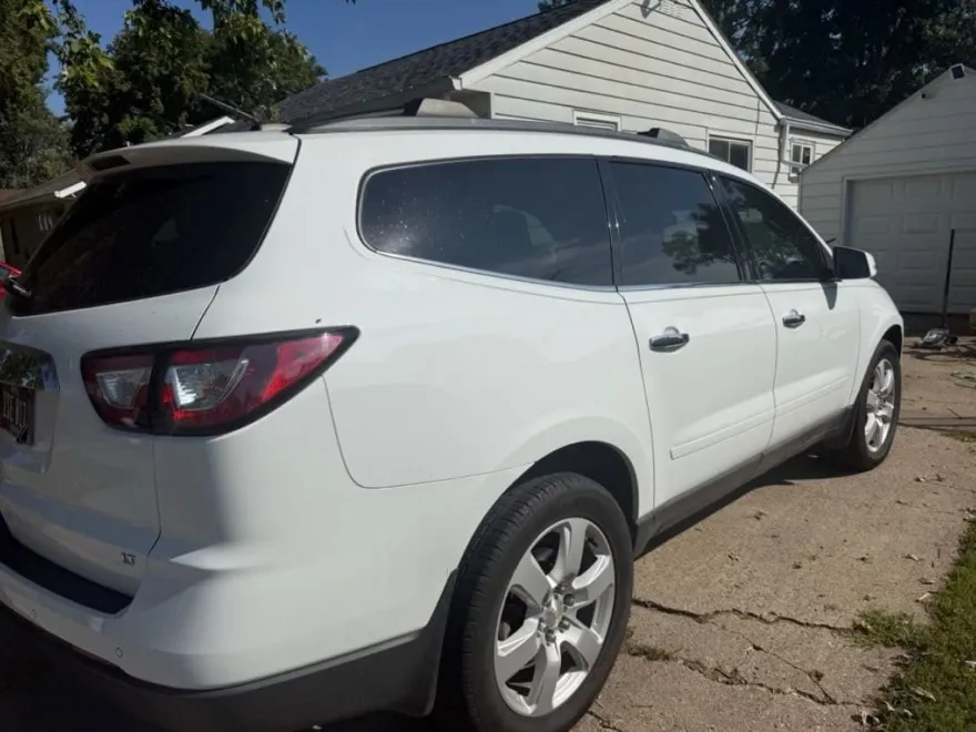 2017 Chevrolet Traverse 1LT photo 1
