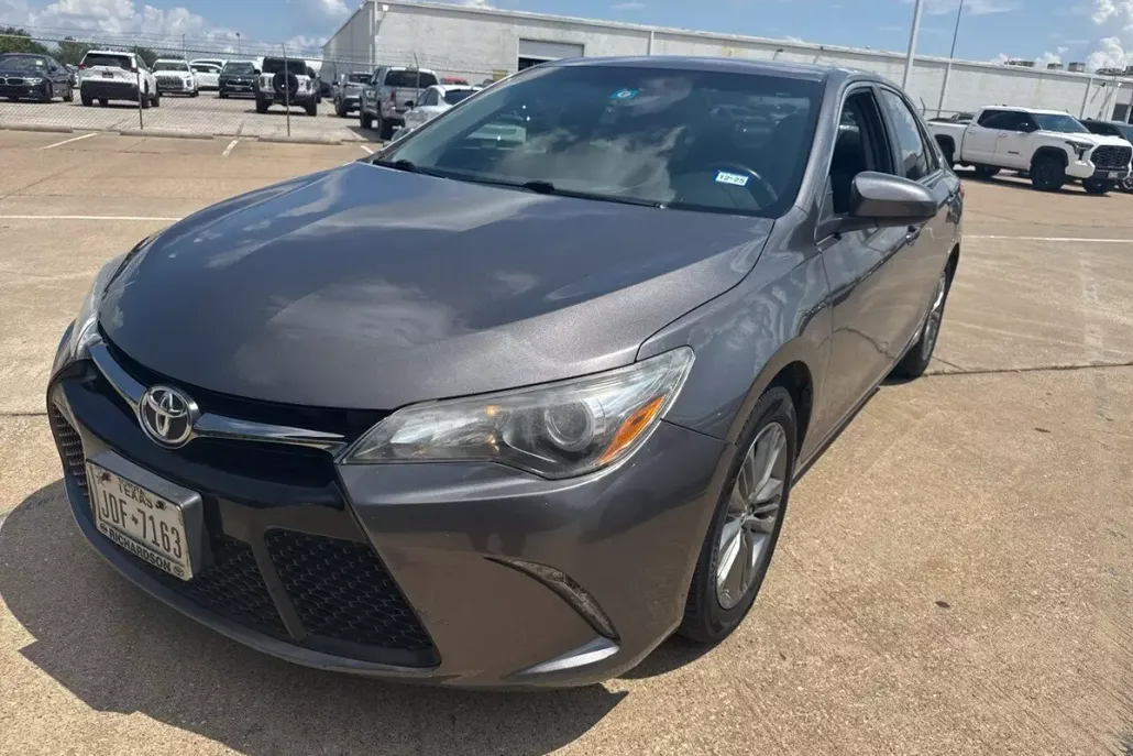 2017 Toyota Camry SE photo 1