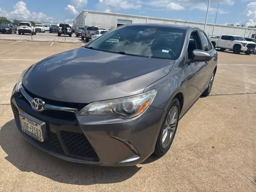 2017 Toyota Camry SE photo 1
