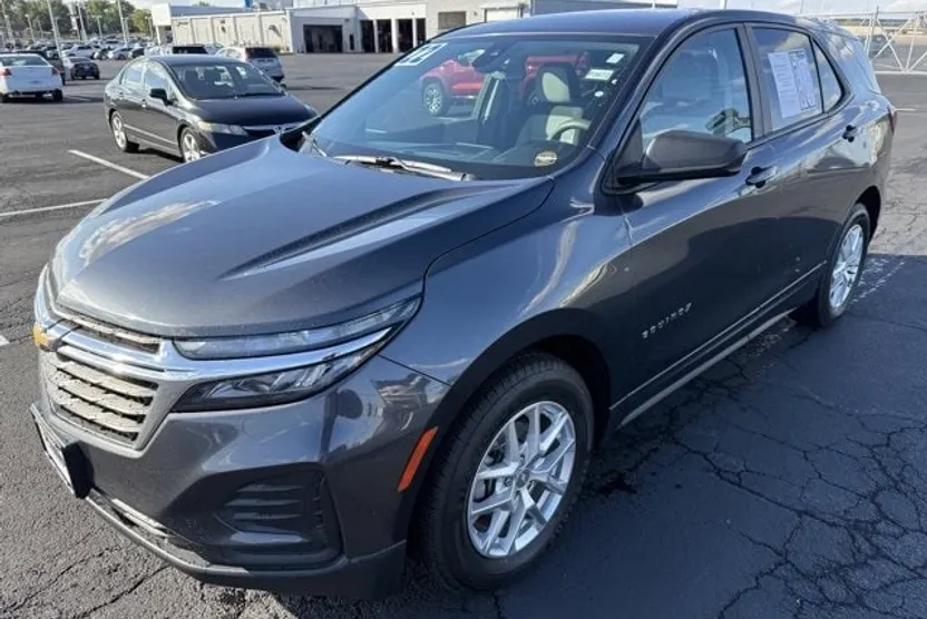 2022 Chevrolet Equinox LS photo 1