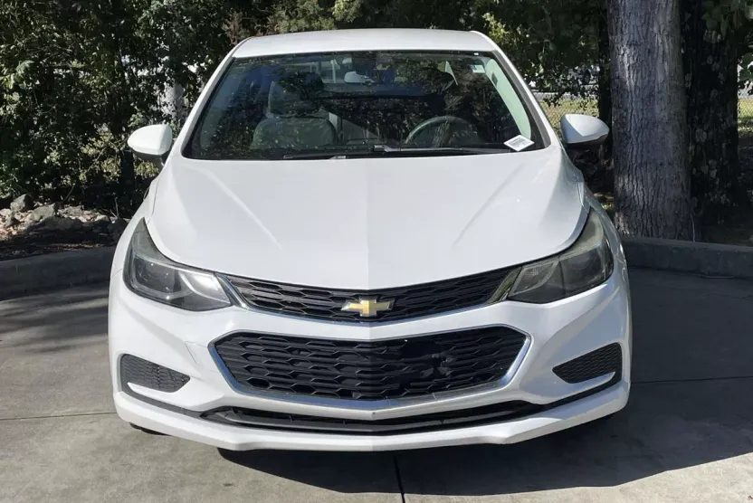 2017 Chevrolet Cruze LT photo 1