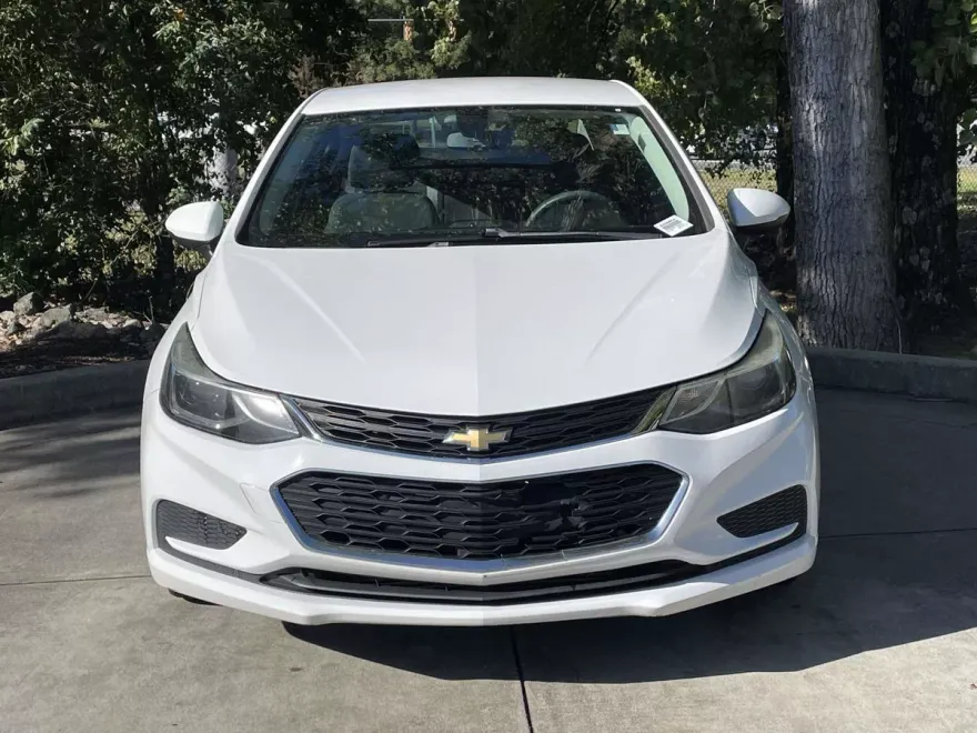 2017 Chevrolet Cruze LT photo 1