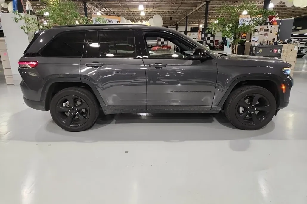 2023 Jeep Grand Cherokee Altitude photo 1