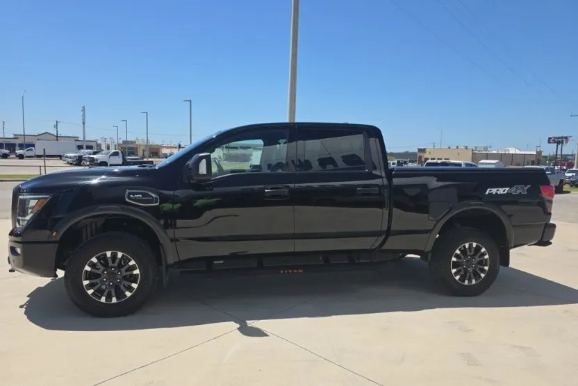 2023 Nissan Titan PRO-4X photo 1
