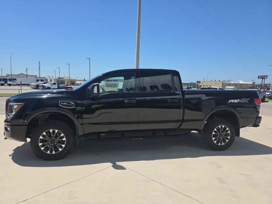2023 Nissan Titan PRO-4X photo 1