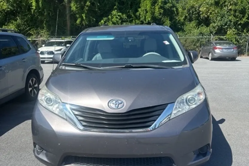 2014 Toyota Sienna LE photo 1