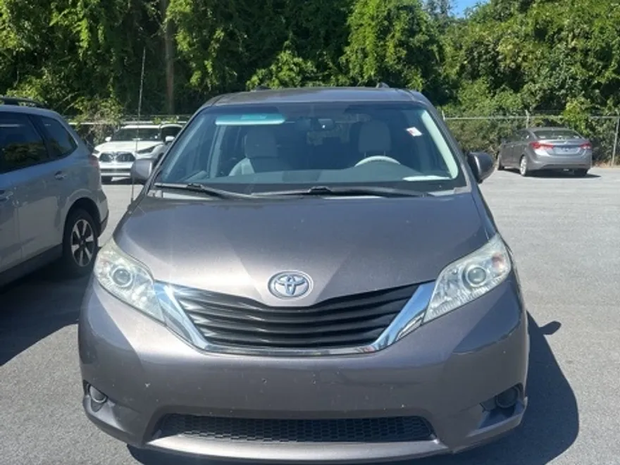 2014 Toyota Sienna LE photo 1