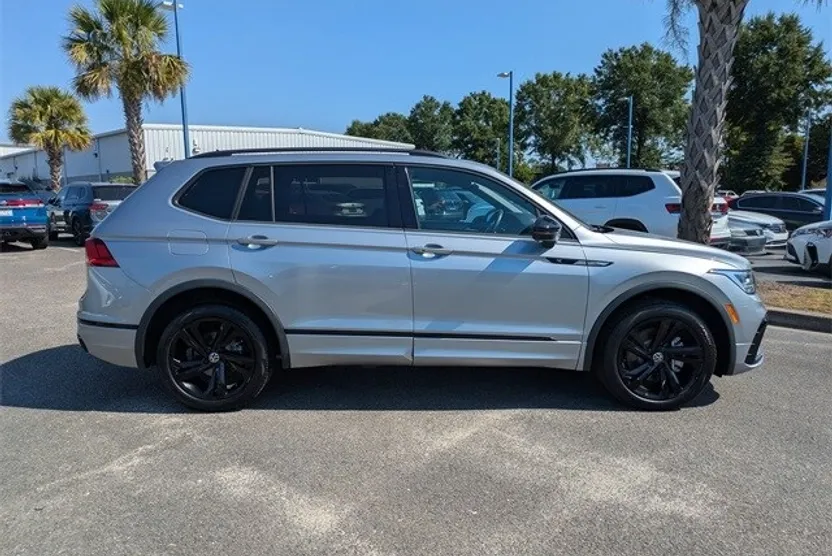 2024 Volkswagen Tiguan SE R-Line Black photo 1