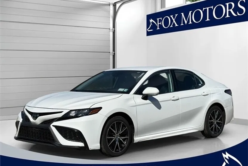 2022 Toyota Camry SE photo 1