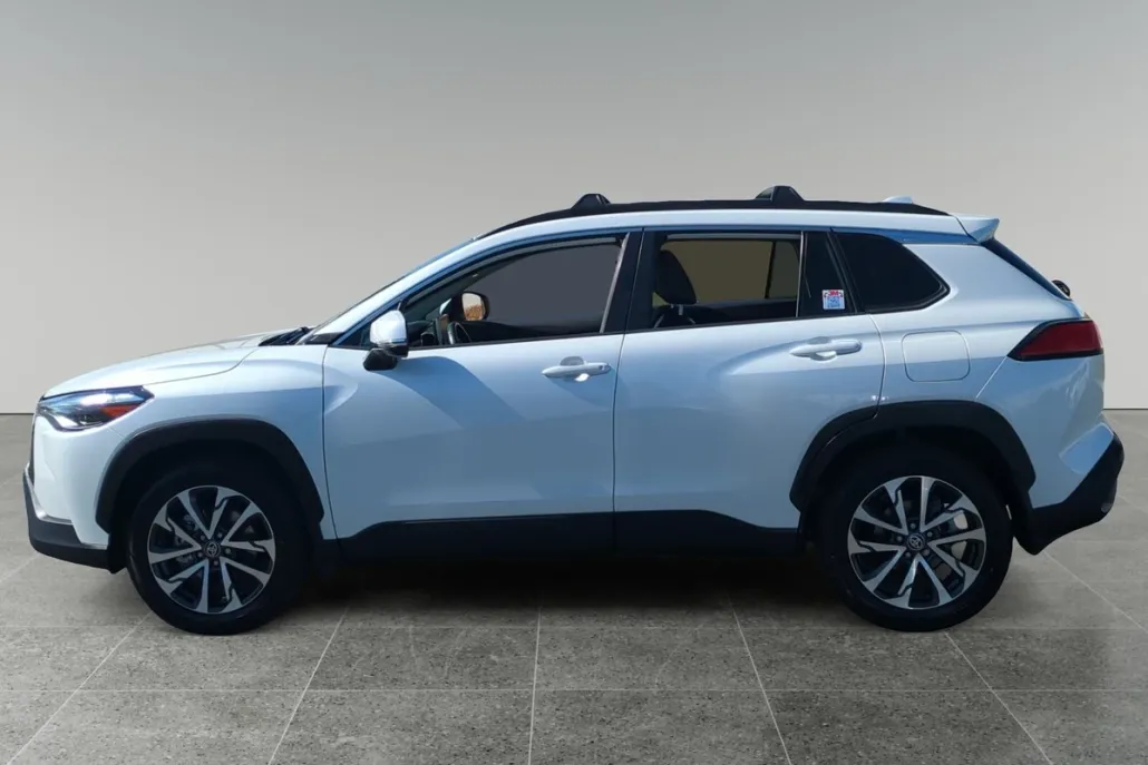 2022 Toyota Corolla Cross XLE photo 1