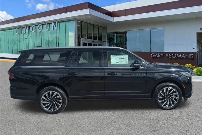 2025 Lincoln Navigator Black Label photo 1