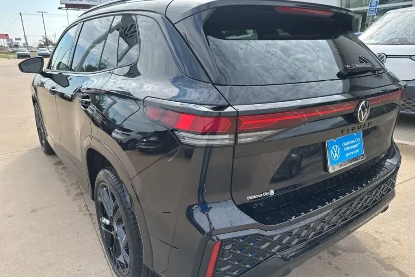 2025 Volkswagen Tiguan SE R-Line Black photo 1