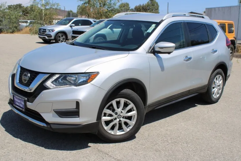 2018 Nissan Rogue SV photo 1