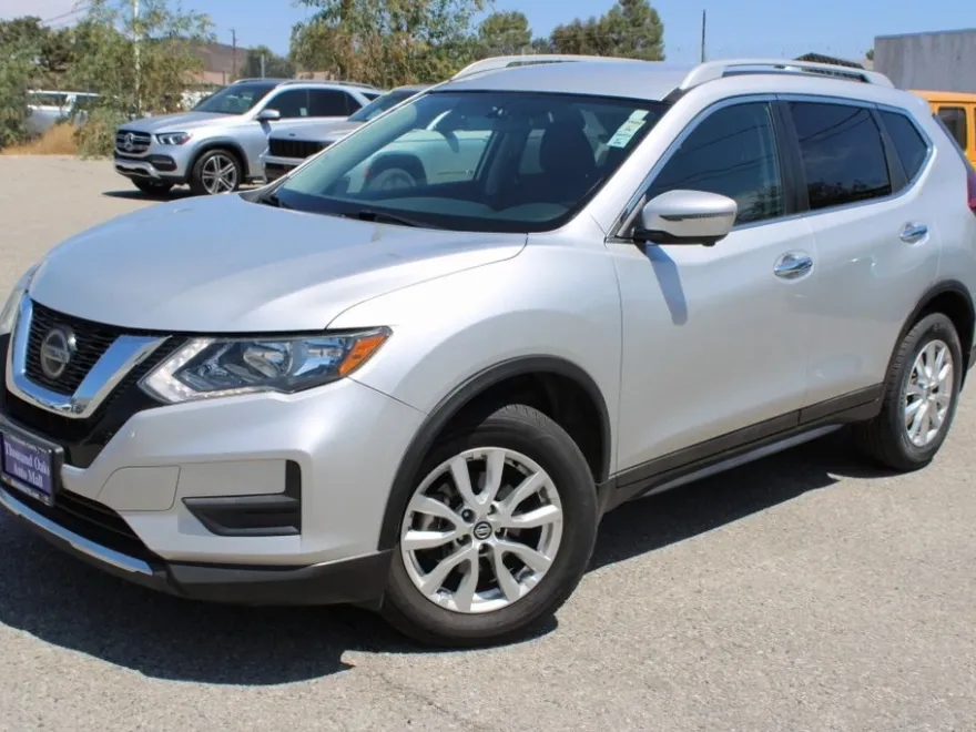 2018 Nissan Rogue SV photo 1